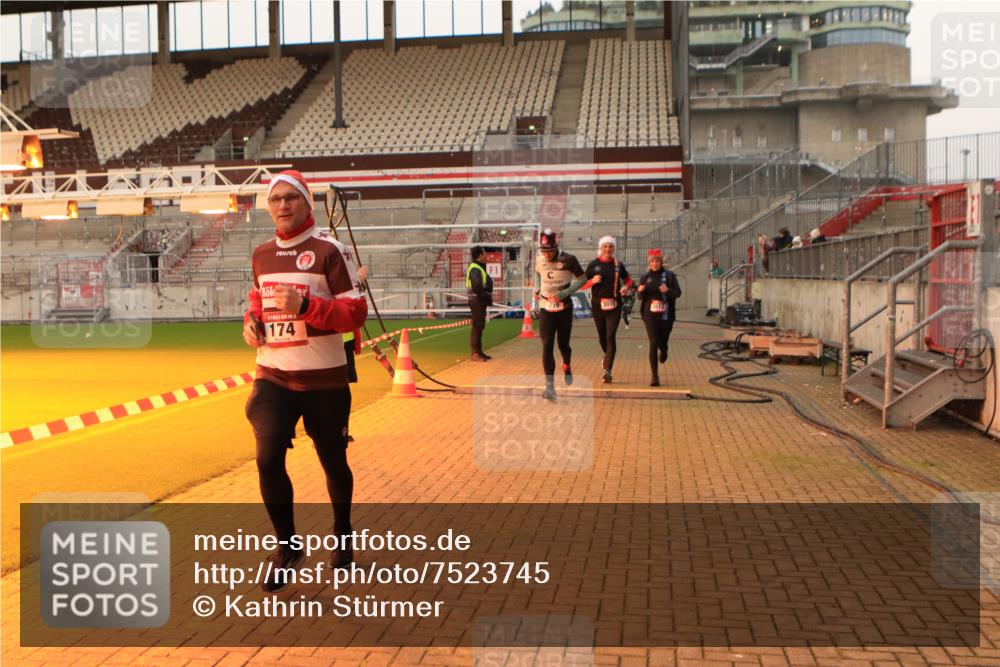 08.12.2024 - St. Pauli X-Mass-Run No. 14 Kathrin Stürmer Photography http://msf.ph/oto/7523745 08.12.2024 10:00:05 Ziel 174, 259, 608, 3013, 3015, 3170, 3172 meine-sportfotos.de