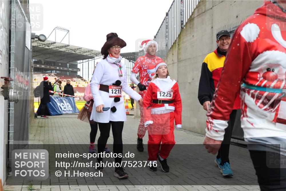 08.12.2024 - St. Pauli X-Mass-Run No. 14 H.Heesch http://msf.ph/oto/7523746 08.12.2024 10:45:48 Ziel 489, 501, 647, 914, 922, 1215, 1225, 1229, 2651, 647, 922, 1215, 1225, 1229, 1307, 2649, 2651 meine-sportfotos.de