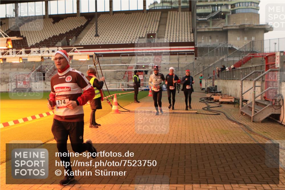 08.12.2024 - St. Pauli X-Mass-Run No. 14 Kathrin Stürmer Photography http://msf.ph/oto/7523750 08.12.2024 10:00:05 Ziel 174, 259, 608, 3013, 3015, 3170, 3172 meine-sportfotos.de