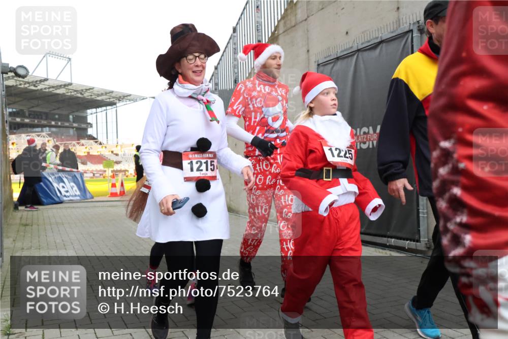 08.12.2024 - St. Pauli X-Mass-Run No. 14 H.Heesch http://msf.ph/oto/7523764 08.12.2024 10:45:48 Ziel 489, 501, 647, 914, 922, 1215, 1225, 1229, 2651, 647, 922, 1215, 1225, 1229, 1307, 2649, 2651 meine-sportfotos.de