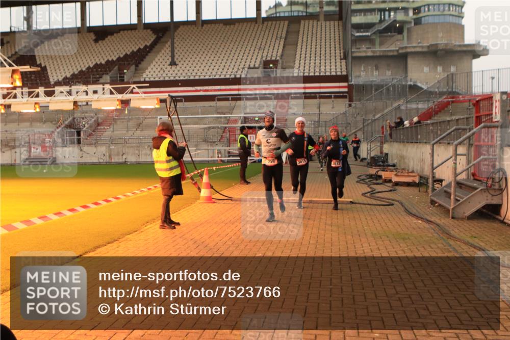 08.12.2024 - St. Pauli X-Mass-Run No. 14 Kathrin Stürmer Photography http://msf.ph/oto/7523766 08.12.2024 10:00:06 Ziel 174, 259, 608, 3013, 3015, 3170, 3172 meine-sportfotos.de