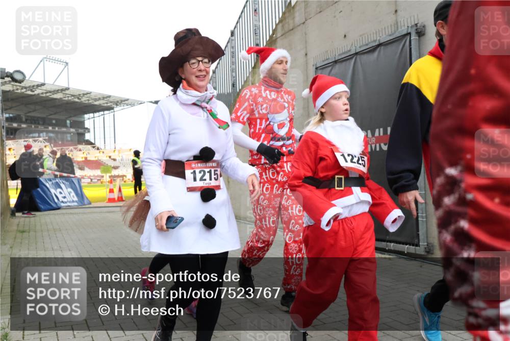 08.12.2024 - St. Pauli X-Mass-Run No. 14 H.Heesch http://msf.ph/oto/7523767 08.12.2024 10:45:49 Ziel 489, 647, 914, 922, 1215, 1225, 1229, 2649, 2651, 1215, 1225, 1229, 1307, 2649, 2651 meine-sportfotos.de