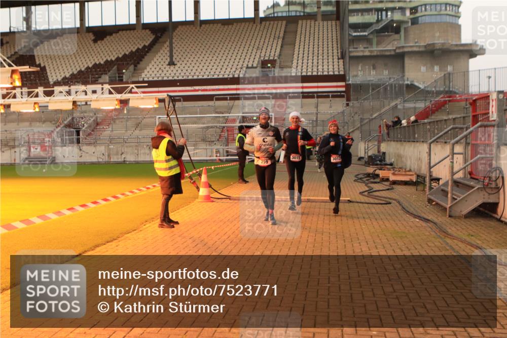 08.12.2024 - St. Pauli X-Mass-Run No. 14 Kathrin Stürmer Photography http://msf.ph/oto/7523771 08.12.2024 10:00:06 Ziel 174, 259, 608, 3013, 3015, 3170, 3172 meine-sportfotos.de
