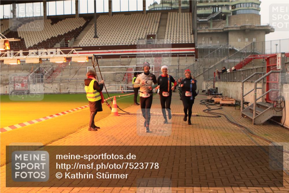 08.12.2024 - St. Pauli X-Mass-Run No. 14 Kathrin Stürmer Photography http://msf.ph/oto/7523778 08.12.2024 10:00:06 Ziel 174, 259, 608, 3013, 3015, 3170, 3172 meine-sportfotos.de