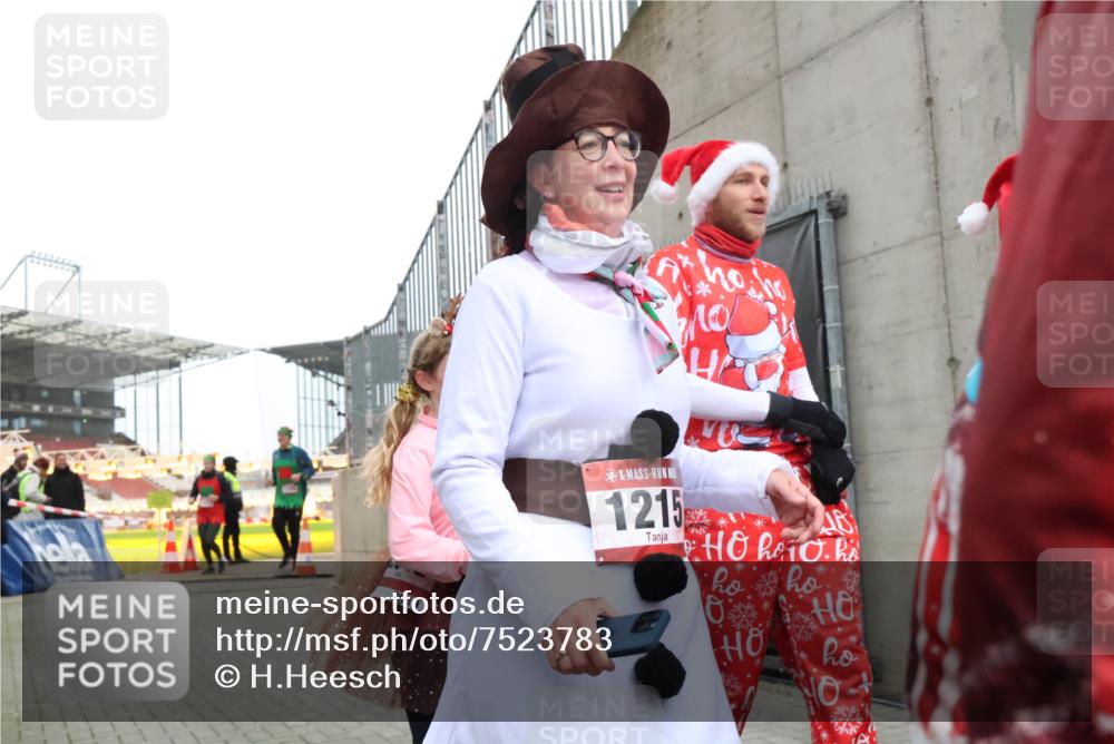 08.12.2024 - St. Pauli X-Mass-Run No. 14 H.Heesch http://msf.ph/oto/7523783 08.12.2024 10:45:49 Ziel 489, 647, 914, 922, 1215, 1225, 1229, 2649, 2651, 1215, 1225, 1229, 1307, 2649, 2651 meine-sportfotos.de
