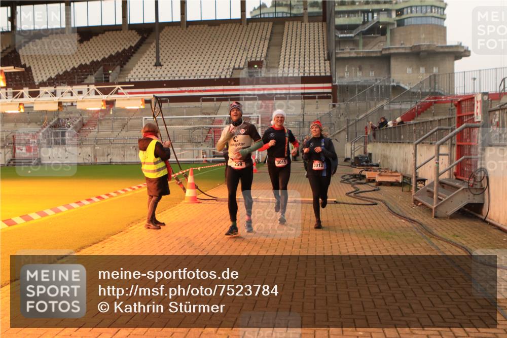 08.12.2024 - St. Pauli X-Mass-Run No. 14 Kathrin Stürmer Photography http://msf.ph/oto/7523784 08.12.2024 10:00:06 Ziel 174, 259, 608, 3013, 3015, 3170, 3172 meine-sportfotos.de