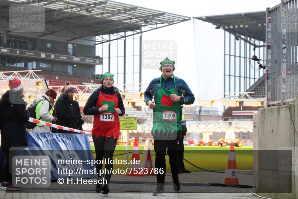 08.12.2024 - St. Pauli X-Mass-Run No. 14 H.Heesch http://msf.ph/oto/7523786 08.12.2024 10:45:51 Ziel 647, 922, 1215, 1225, 1229, 2649, 2651, 1300, 1307, 2649 meine-sportfotos.de