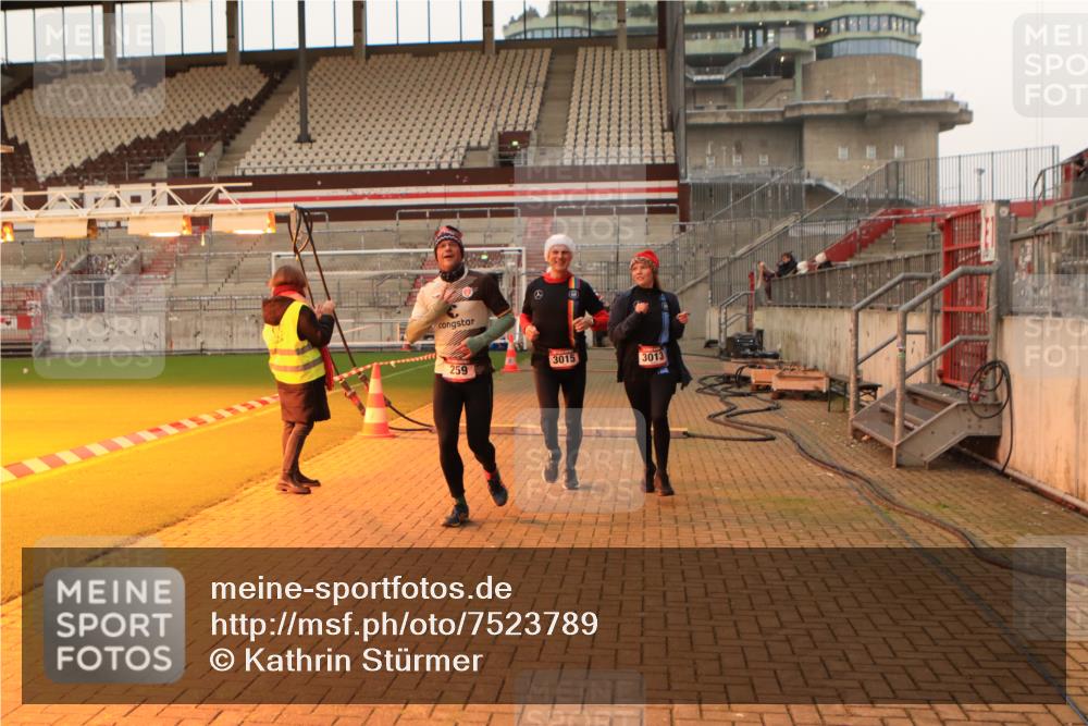 08.12.2024 - St. Pauli X-Mass-Run No. 14 Kathrin Stürmer Photography http://msf.ph/oto/7523789 08.12.2024 10:00:06 Ziel 174, 259, 608, 3013, 3015, 3170, 3172 meine-sportfotos.de