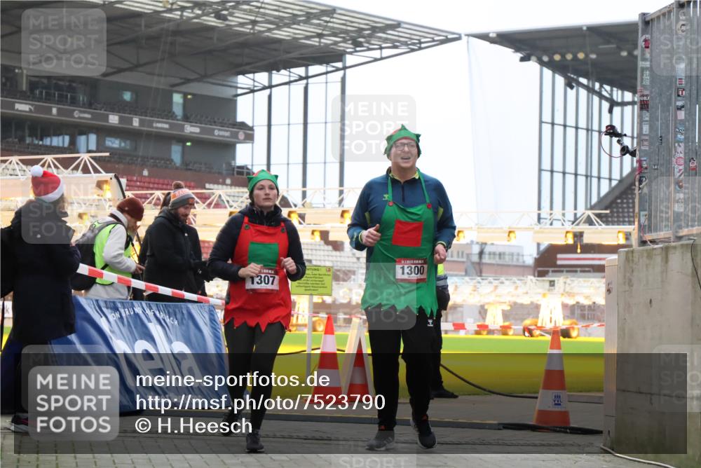 08.12.2024 - St. Pauli X-Mass-Run No. 14 H.Heesch http://msf.ph/oto/7523790 08.12.2024 10:45:51 Ziel 647, 922, 1215, 1225, 1229, 2649, 2651, 1300, 1307, 2649 meine-sportfotos.de