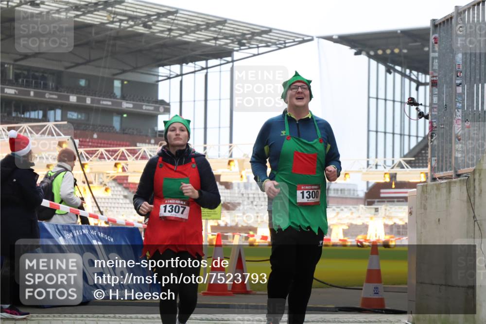 08.12.2024 - St. Pauli X-Mass-Run No. 14 H.Heesch http://msf.ph/oto/7523793 08.12.2024 10:45:52 Ziel 647, 922, 1215, 1225, 1229, 2649, 2651, 1300, 1307 meine-sportfotos.de