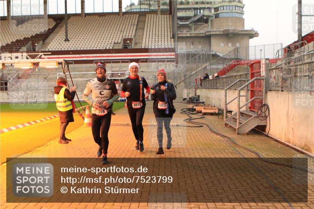 08.12.2024 - St. Pauli X-Mass-Run No. 14 Kathrin Stürmer Photography http://msf.ph/oto/7523799 08.12.2024 10:00:07 Ziel 174, 259, 484, 608, 3013, 3015, 3170, 3172 meine-sportfotos.de