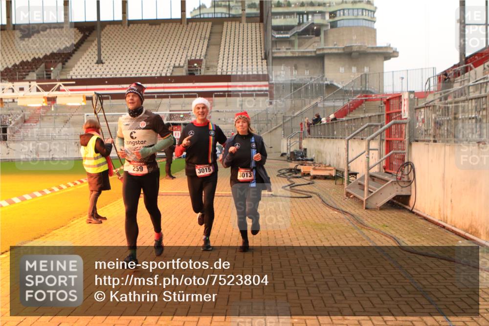 08.12.2024 - St. Pauli X-Mass-Run No. 14 Kathrin Stürmer Photography http://msf.ph/oto/7523804 08.12.2024 10:00:07 Ziel 174, 259, 484, 608, 3013, 3015, 3170, 3172 meine-sportfotos.de