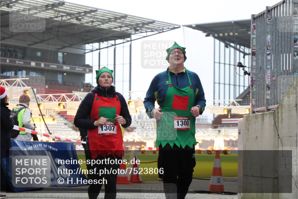 08.12.2024 - St. Pauli X-Mass-Run No. 14 H.Heesch http://msf.ph/oto/7523806 08.12.2024 10:45:53 Ziel 647, 922, 1215, 1225, 1229, 2649, 2651, 1300, 1307 meine-sportfotos.de