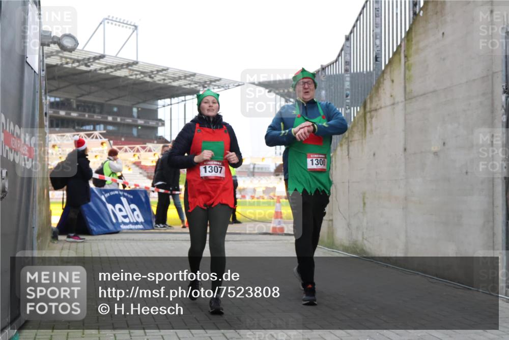 08.12.2024 - St. Pauli X-Mass-Run No. 14 H.Heesch http://msf.ph/oto/7523808 08.12.2024 10:45:54 Ziel 647, 922, 1215, 1225, 1229, 2649, 2651, 1300, 1307 meine-sportfotos.de