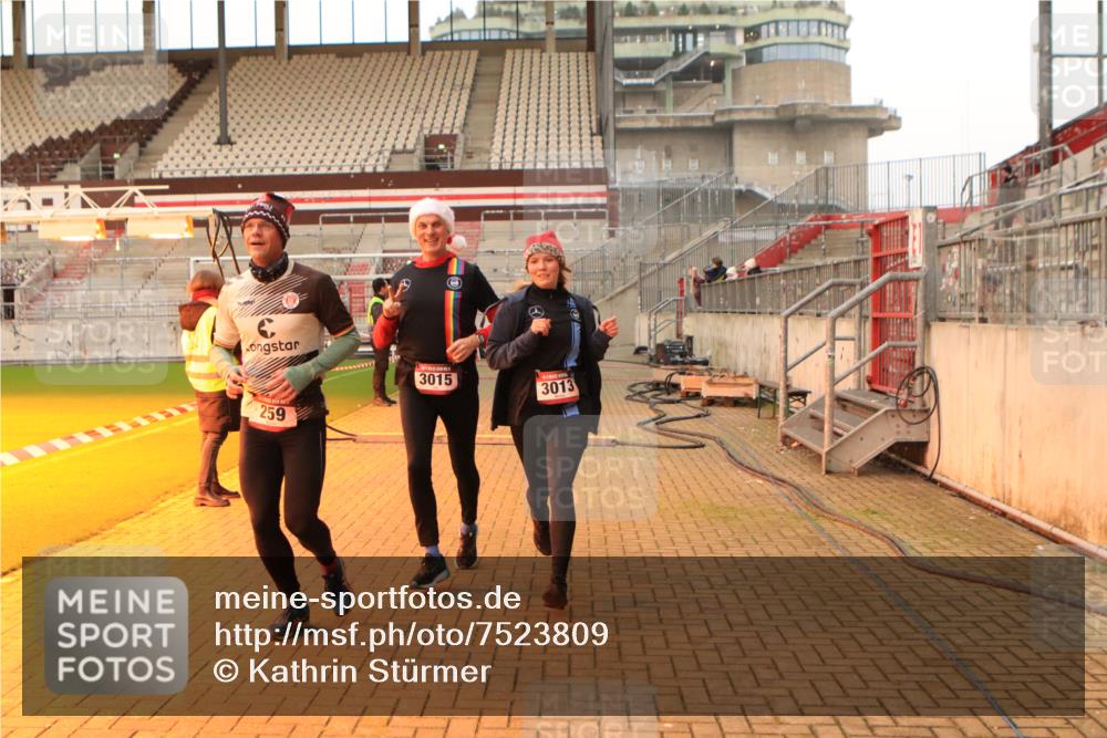 08.12.2024 - St. Pauli X-Mass-Run No. 14 Kathrin Stürmer Photography http://msf.ph/oto/7523809 08.12.2024 10:00:07 Ziel 174, 259, 484, 608, 3013, 3015, 3170, 3172 meine-sportfotos.de
