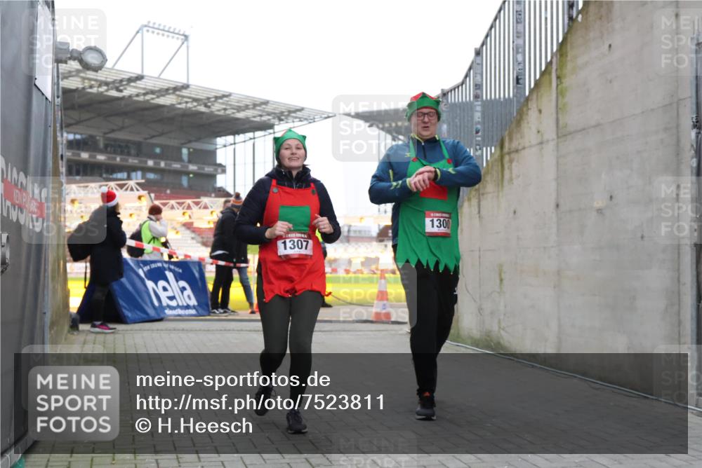 08.12.2024 - St. Pauli X-Mass-Run No. 14 H.Heesch http://msf.ph/oto/7523811 08.12.2024 10:45:54 Ziel 647, 922, 1215, 1225, 1229, 2649, 2651, 1300, 1307 meine-sportfotos.de