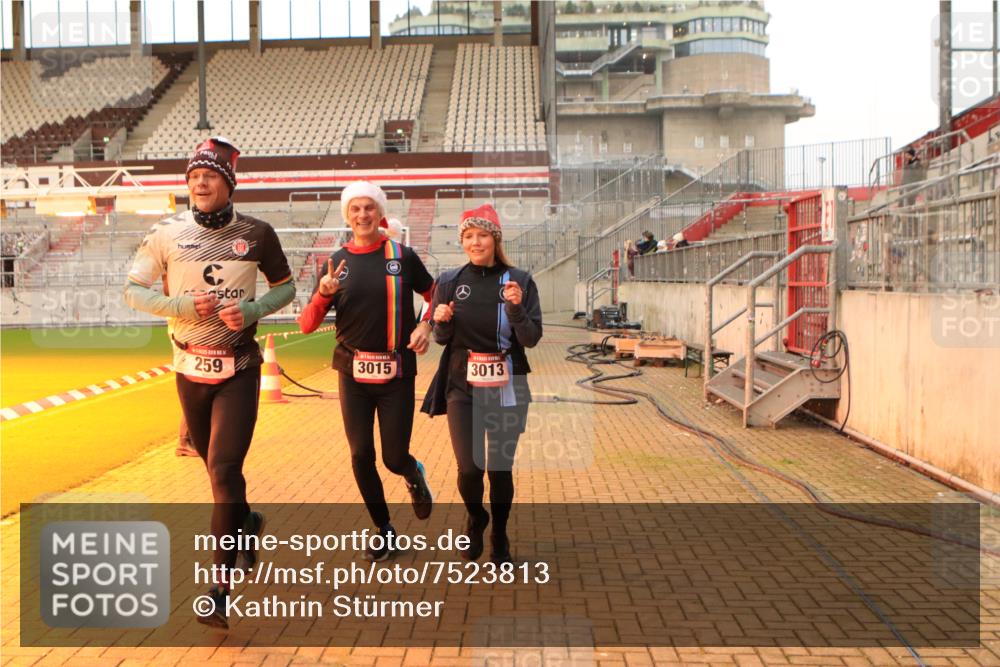 08.12.2024 - St. Pauli X-Mass-Run No. 14 Kathrin Stürmer Photography http://msf.ph/oto/7523813 08.12.2024 10:00:07 Ziel 174, 259, 484, 608, 3013, 3015, 3170, 3172 meine-sportfotos.de