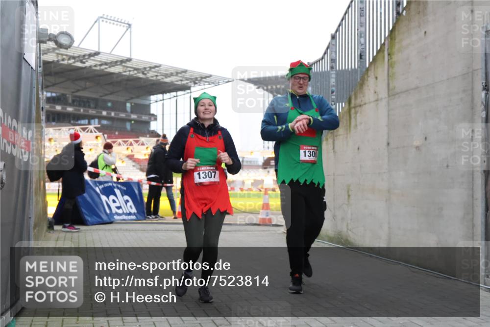 08.12.2024 - St. Pauli X-Mass-Run No. 14 H.Heesch http://msf.ph/oto/7523814 08.12.2024 10:45:55 Ziel 647, 922, 1215, 1225, 1229, 2649, 2651, 1300, 1307 meine-sportfotos.de