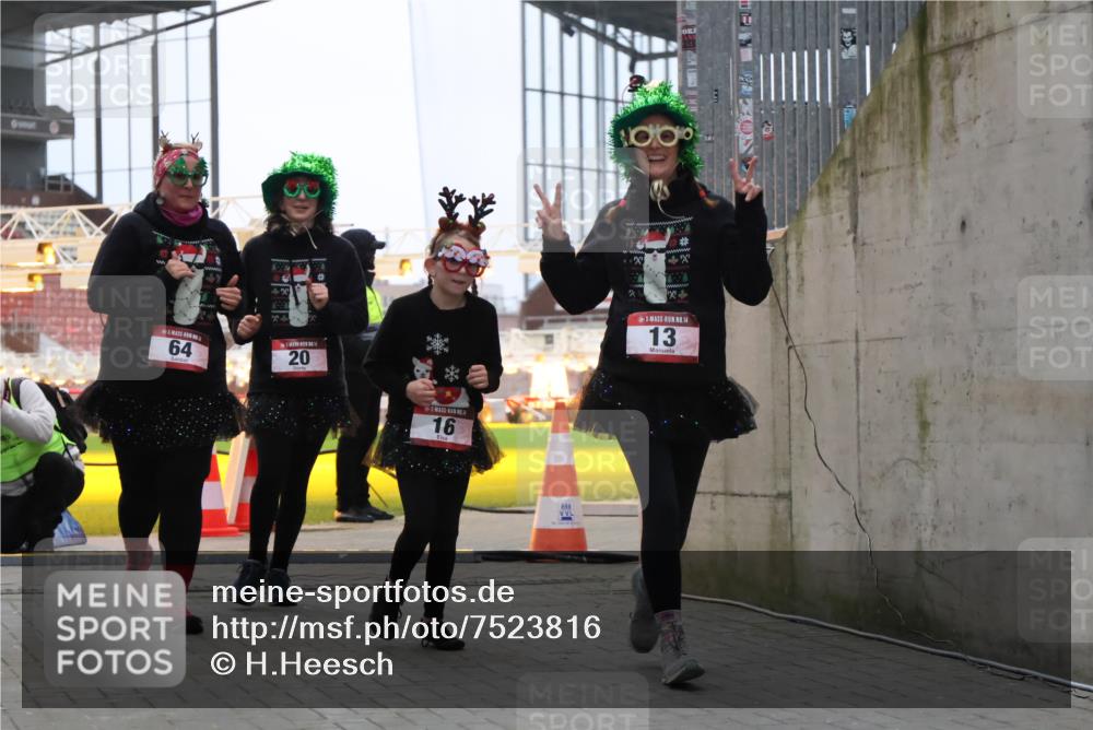 08.12.2024 - St. Pauli X-Mass-Run No. 14 H.Heesch http://msf.ph/oto/7523816 08.12.2024 10:46:55 Ziel 13, 16, 20, 64 meine-sportfotos.de