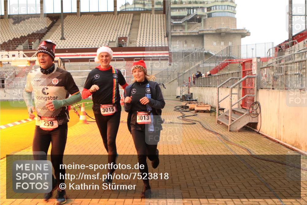 08.12.2024 - St. Pauli X-Mass-Run No. 14 Kathrin Stürmer Photography http://msf.ph/oto/7523818 08.12.2024 10:00:08 Ziel 174, 259, 484, 608, 1725, 3013, 3015, 3170, 3172 meine-sportfotos.de