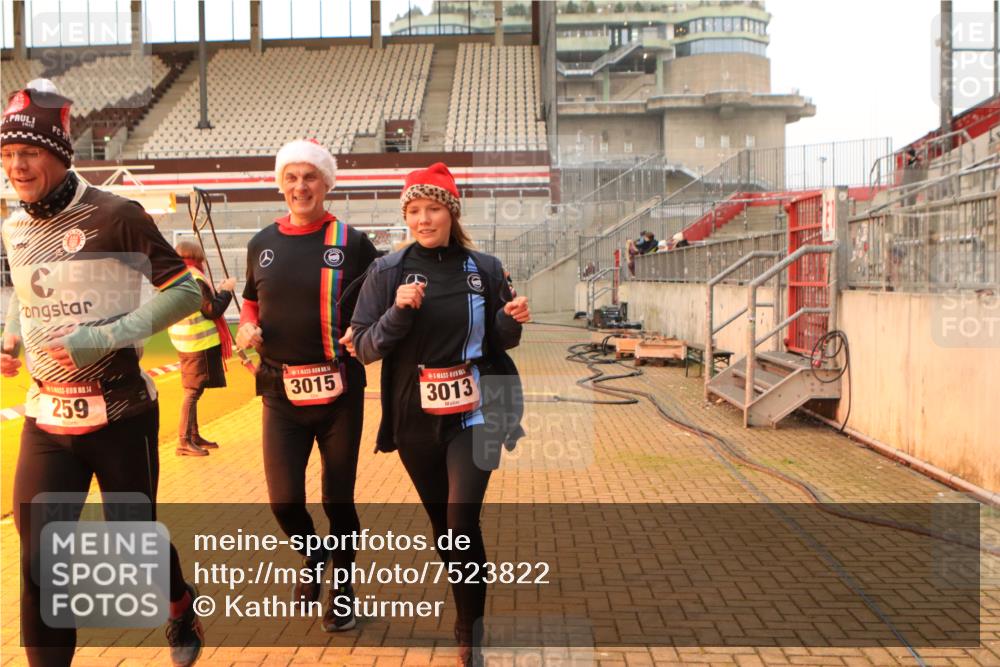 08.12.2024 - St. Pauli X-Mass-Run No. 14 Kathrin Stürmer Photography http://msf.ph/oto/7523822 08.12.2024 10:00:08 Ziel 174, 259, 484, 608, 1725, 3013, 3015, 3170, 3172 meine-sportfotos.de