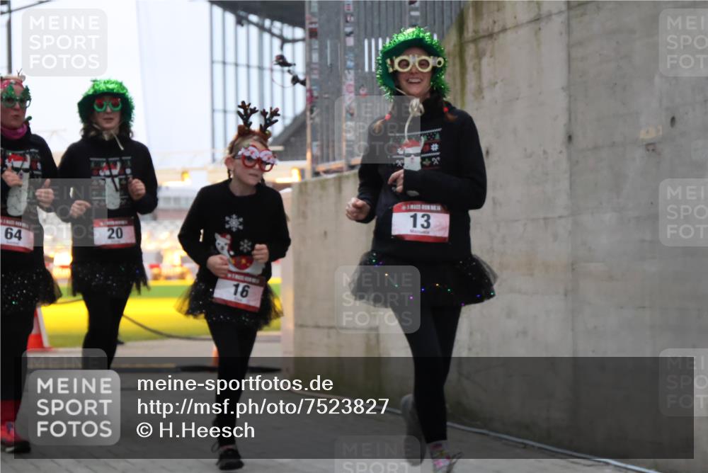 08.12.2024 - St. Pauli X-Mass-Run No. 14 H.Heesch http://msf.ph/oto/7523827 08.12.2024 10:46:56 Ziel 13, 16, 20, 64 meine-sportfotos.de