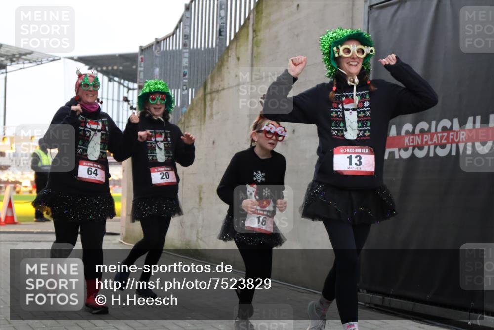 08.12.2024 - St. Pauli X-Mass-Run No. 14 H.Heesch http://msf.ph/oto/7523829 08.12.2024 10:46:57 Ziel 13, 13, 16, 20, 64 meine-sportfotos.de