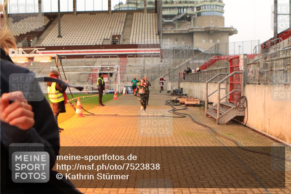 08.12.2024 - St. Pauli X-Mass-Run No. 14 Kathrin Stürmer Photography http://msf.ph/oto/7523838 08.12.2024 10:00:09 Ziel 174, 259, 484, 608, 1725, 3013, 3015, 3170, 3172 meine-sportfotos.de