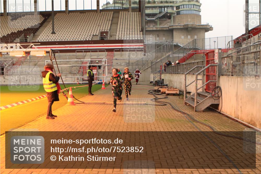 08.12.2024 - St. Pauli X-Mass-Run No. 14 Kathrin Stürmer Photography http://msf.ph/oto/7523852 08.12.2024 10:00:09 Ziel 174, 259, 484, 608, 1725, 3013, 3015, 3170, 3172 meine-sportfotos.de