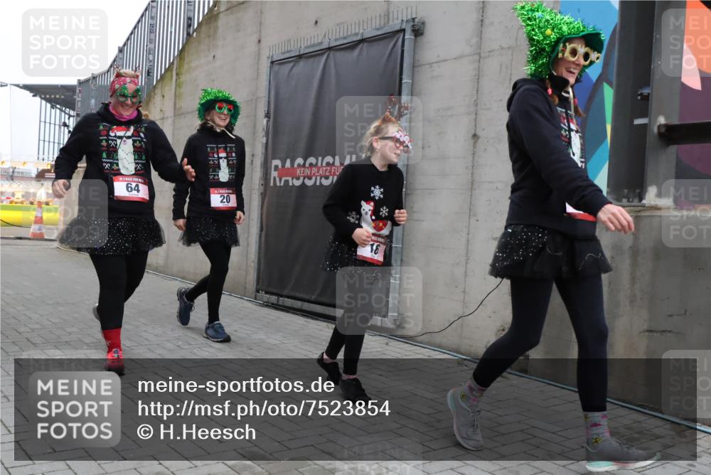 08.12.2024 - St. Pauli X-Mass-Run No. 14 H.Heesch http://msf.ph/oto/7523854 08.12.2024 10:46:59 Ziel 13, 16, 20, 64, 13, 16, 20, 64 meine-sportfotos.de