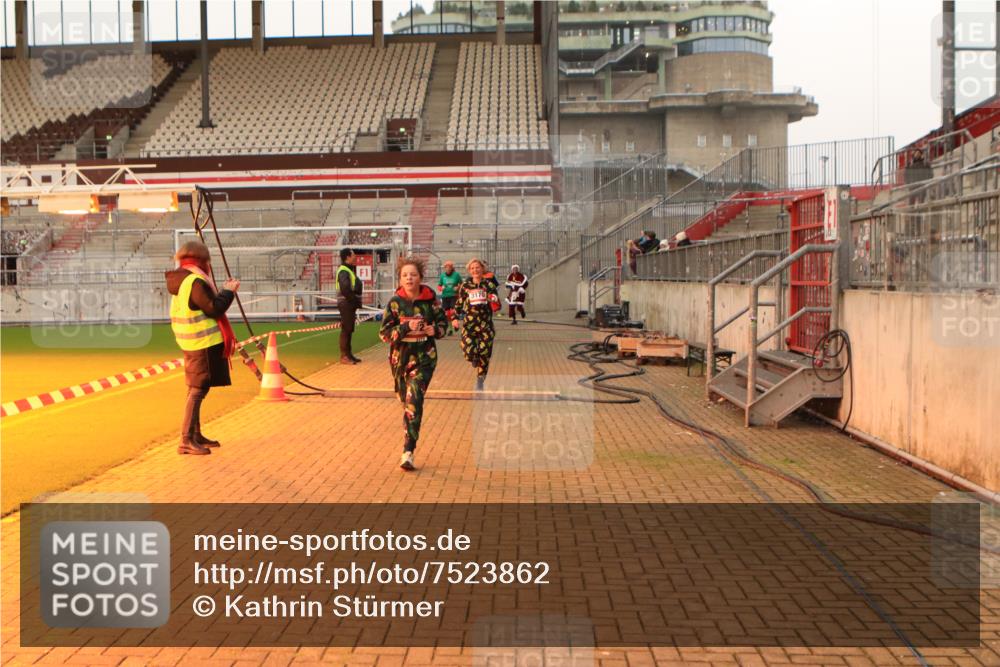 08.12.2024 - St. Pauli X-Mass-Run No. 14 Kathrin Stürmer Photography http://msf.ph/oto/7523862 08.12.2024 10:00:10 Ziel 174, 259, 484, 608, 1393, 1725, 3013, 3015, 3170, 3172 meine-sportfotos.de