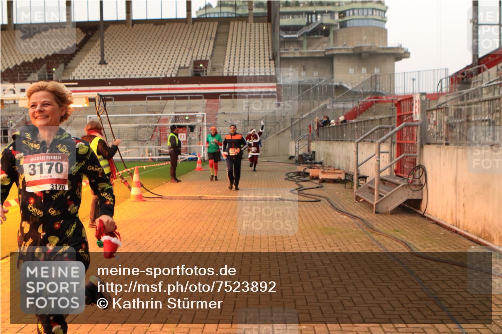 08.12.2024 - St. Pauli X-Mass-Run No. 14 Kathrin Stürmer Photography http://msf.ph/oto/7523892 08.12.2024 10:00:12 Ziel 174, 259, 484, 1393, 1725, 2760, 3013, 3015, 3170, 3172 meine-sportfotos.de