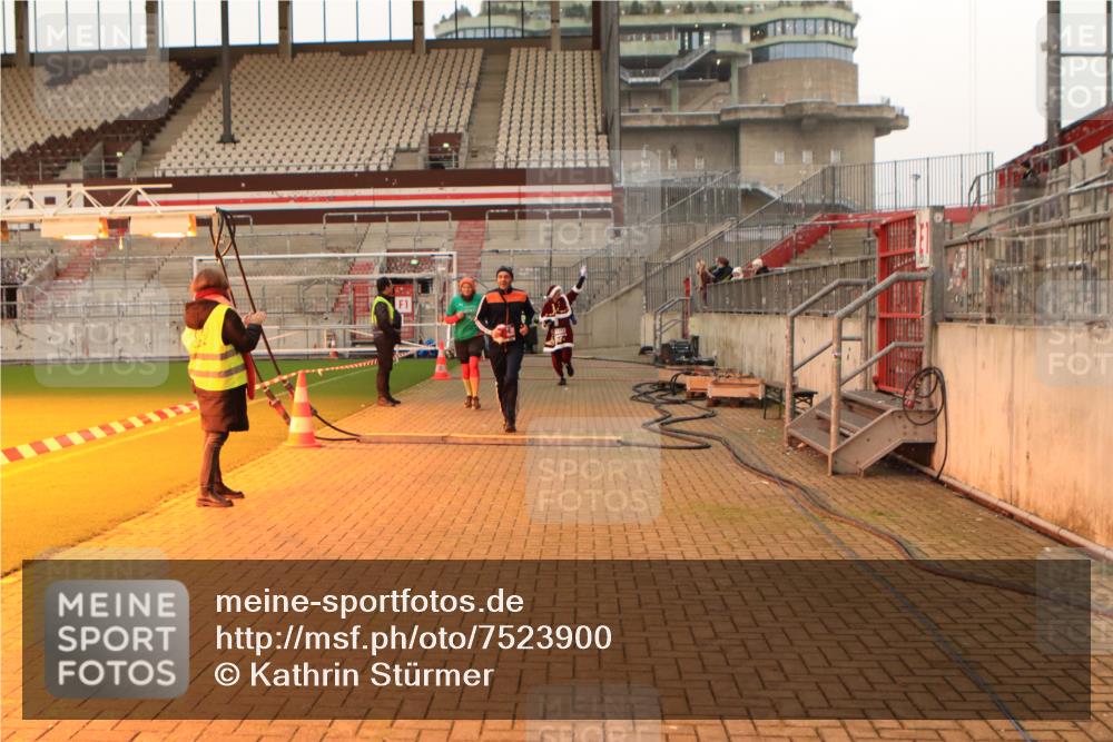 08.12.2024 - St. Pauli X-Mass-Run No. 14 Kathrin Stürmer Photography http://msf.ph/oto/7523900 08.12.2024 10:00:13 Ziel 174, 259, 484, 1393, 1725, 2760, 3013, 3015, 3170, 3172 meine-sportfotos.de