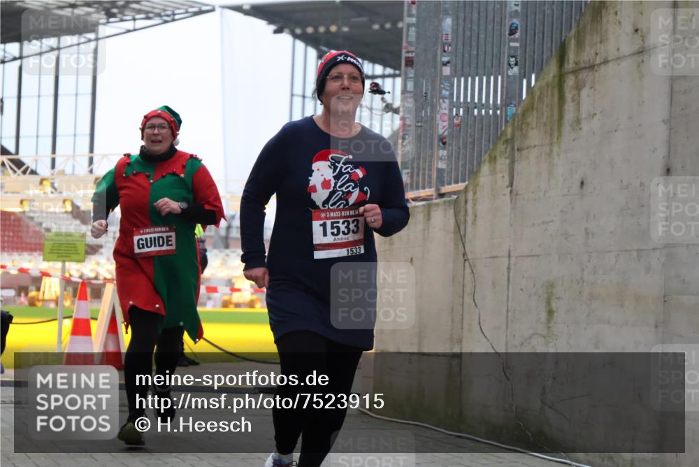 08.12.2024 - St. Pauli X-Mass-Run No. 14 H.Heesch http://msf.ph/oto/7523915 08.12.2024 10:47:29 Ziel 1529, 3227, 1533, 3227 meine-sportfotos.de