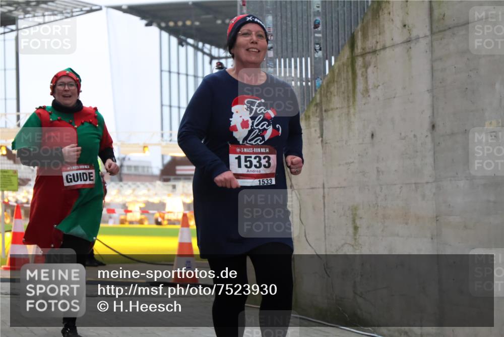 08.12.2024 - St. Pauli X-Mass-Run No. 14 H.Heesch http://msf.ph/oto/7523930 08.12.2024 10:47:29 Ziel 1529, 3227, 1533, 3227 meine-sportfotos.de