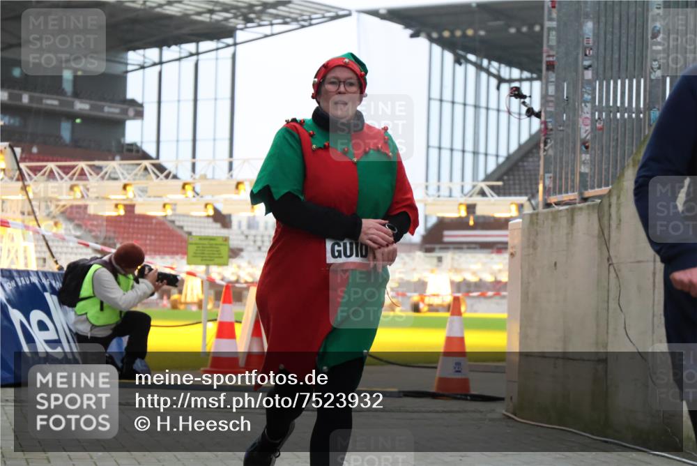 08.12.2024 - St. Pauli X-Mass-Run No. 14 H.Heesch http://msf.ph/oto/7523932 08.12.2024 10:47:30 Ziel 1529, 1533, 3227, 1533, 3227 meine-sportfotos.de