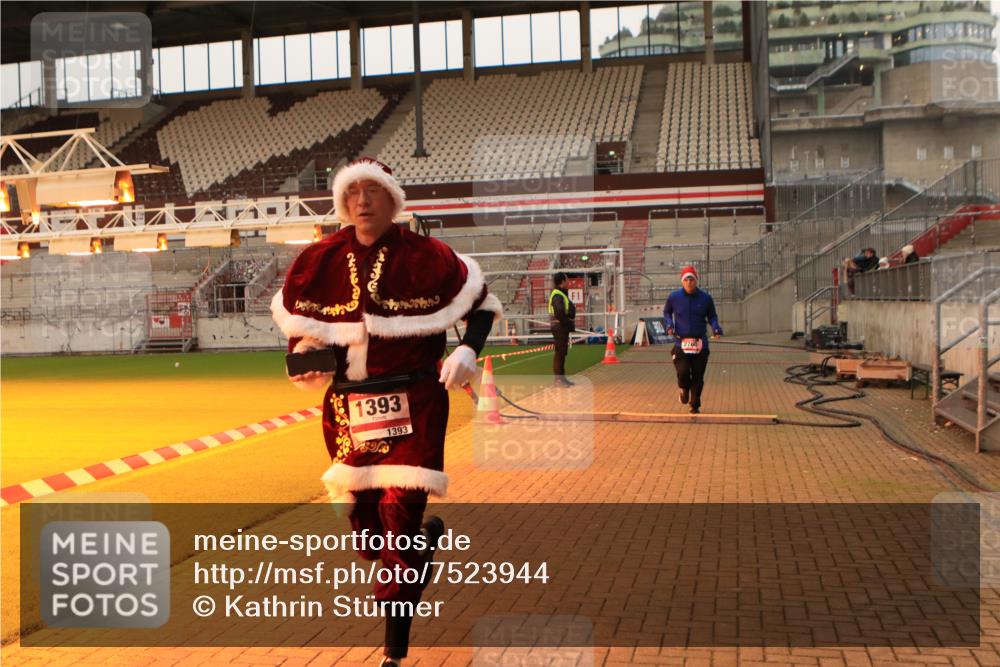 08.12.2024 - St. Pauli X-Mass-Run No. 14 Kathrin Stürmer Photography http://msf.ph/oto/7523944 08.12.2024 10:00:18 Ziel 484, 1393, 1725, 2760, 3013, 3015, 3170, 3172 meine-sportfotos.de