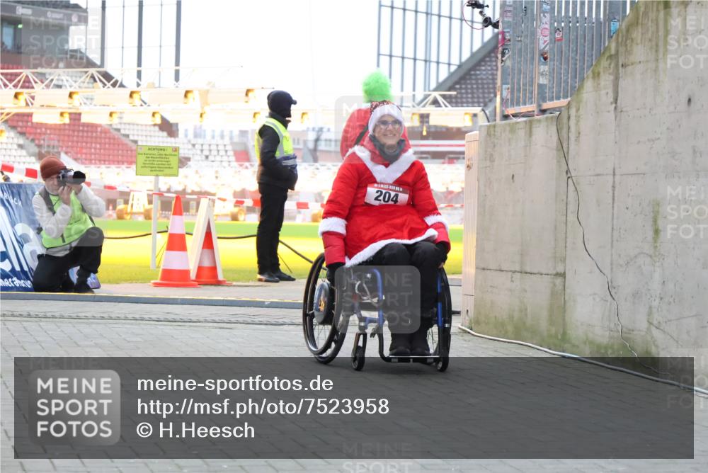 08.12.2024 - St. Pauli X-Mass-Run No. 14 H.Heesch http://msf.ph/oto/7523958 08.12.2024 10:47:50 Ziel 204 meine-sportfotos.de