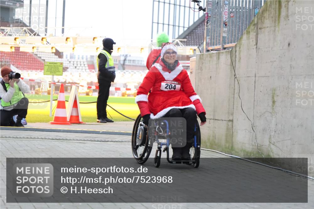 08.12.2024 - St. Pauli X-Mass-Run No. 14 H.Heesch http://msf.ph/oto/7523968 08.12.2024 10:47:50 Ziel 204 meine-sportfotos.de
