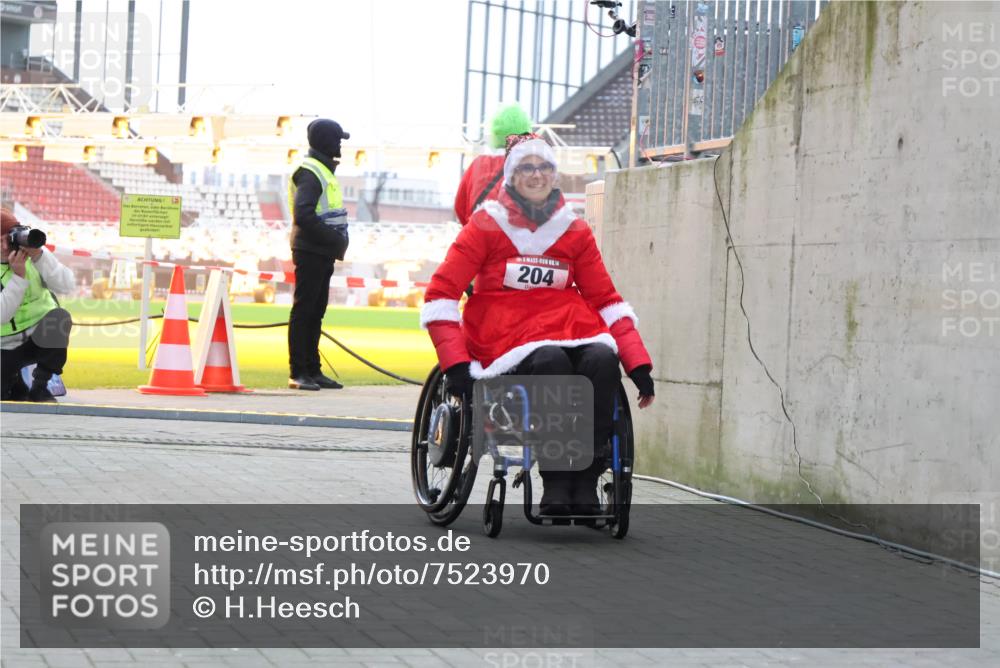 08.12.2024 - St. Pauli X-Mass-Run No. 14 H.Heesch http://msf.ph/oto/7523970 08.12.2024 10:47:51 Ziel 204 meine-sportfotos.de