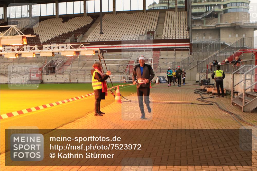 08.12.2024 - St. Pauli X-Mass-Run No. 14 Kathrin Stürmer Photography http://msf.ph/oto/7523972 08.12.2024 10:00:39 Ziel 642, 1773, 2808, 2809, 3033 meine-sportfotos.de