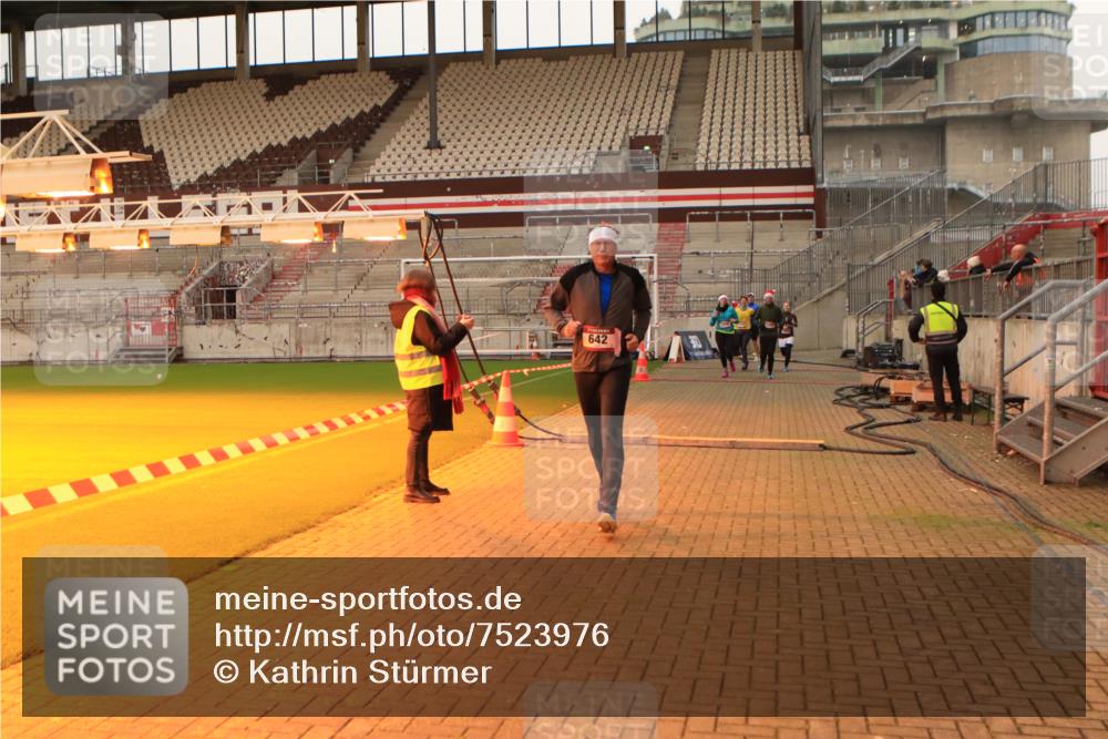08.12.2024 - St. Pauli X-Mass-Run No. 14 Kathrin Stürmer Photography http://msf.ph/oto/7523976 08.12.2024 10:00:40 Ziel 642, 1773, 2808, 2809, 3033 meine-sportfotos.de