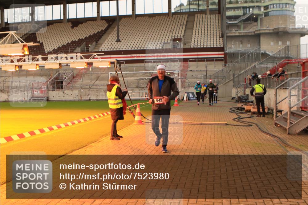 08.12.2024 - St. Pauli X-Mass-Run No. 14 Kathrin Stürmer Photography http://msf.ph/oto/7523980 08.12.2024 10:00:40 Ziel 642, 1773, 2808, 2809, 3033 meine-sportfotos.de