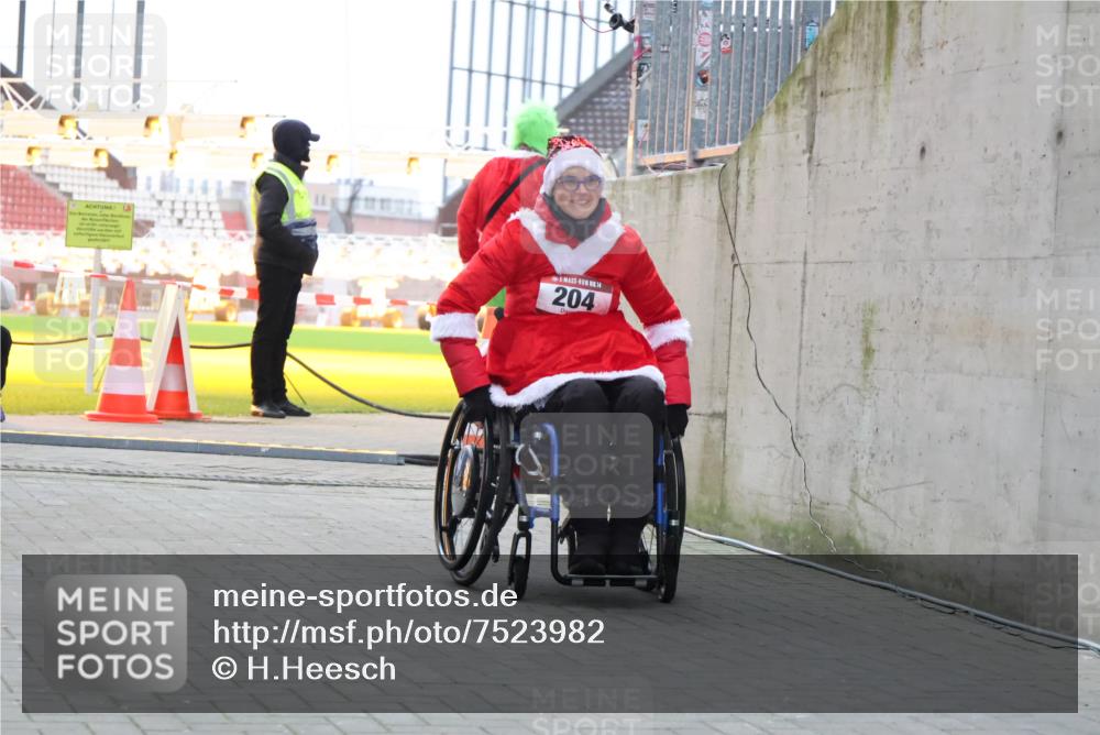 08.12.2024 - St. Pauli X-Mass-Run No. 14 H.Heesch http://msf.ph/oto/7523982 08.12.2024 10:47:51 Ziel 204 meine-sportfotos.de