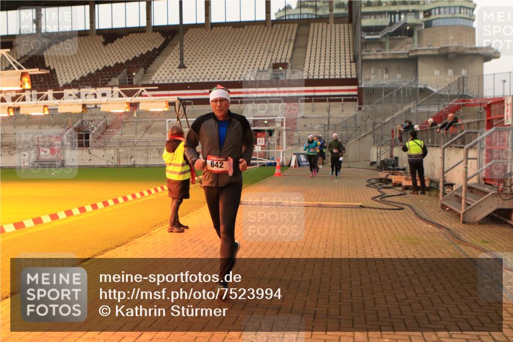 08.12.2024 - St. Pauli X-Mass-Run No. 14 Kathrin Stürmer Photography http://msf.ph/oto/7523994 08.12.2024 10:00:40 Ziel 642, 1773, 2808, 2809, 3033 meine-sportfotos.de