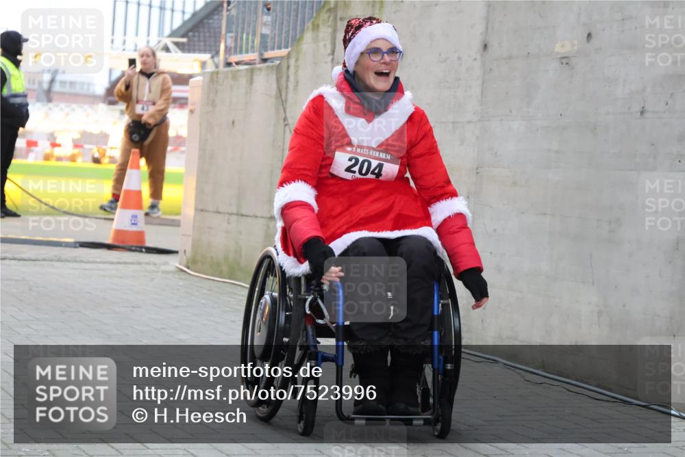 08.12.2024 - St. Pauli X-Mass-Run No. 14 H.Heesch http://msf.ph/oto/7523996 08.12.2024 10:47:52 Ziel 204 meine-sportfotos.de