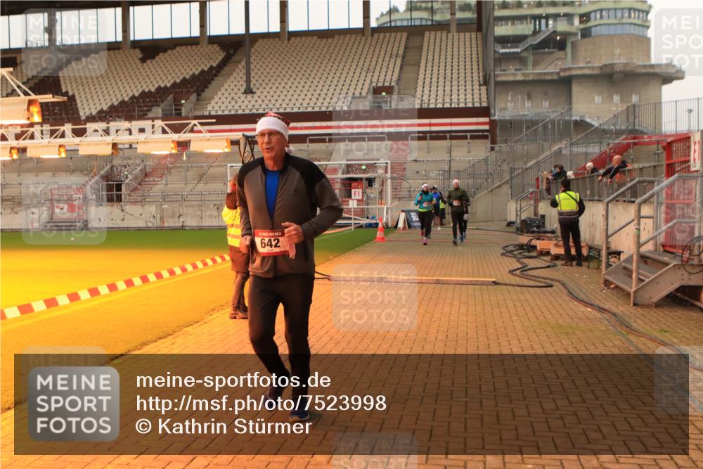 08.12.2024 - St. Pauli X-Mass-Run No. 14 Kathrin Stürmer Photography http://msf.ph/oto/7523998 08.12.2024 10:00:41 Ziel 642, 1773, 2808, 2809, 3033 meine-sportfotos.de