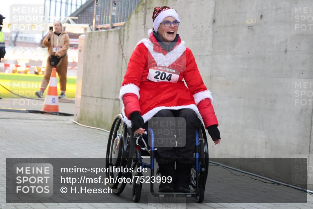 08.12.2024 - St. Pauli X-Mass-Run No. 14 H.Heesch http://msf.ph/oto/7523999 08.12.2024 10:47:53 Ziel 43, 204 meine-sportfotos.de