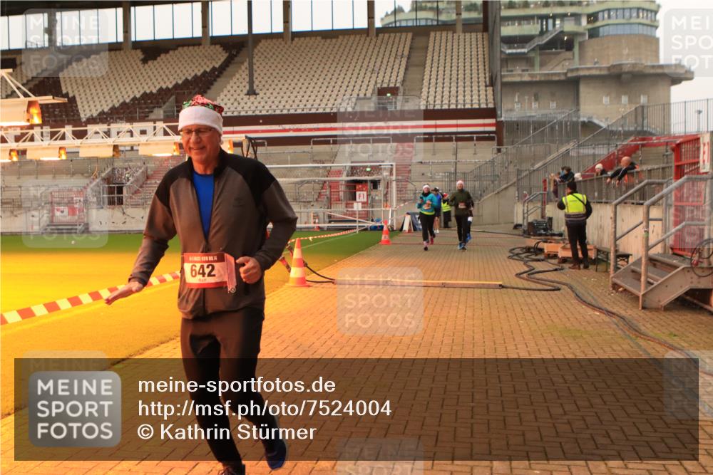 08.12.2024 - St. Pauli X-Mass-Run No. 14 Kathrin Stürmer Photography http://msf.ph/oto/7524004 08.12.2024 10:00:41 Ziel 642, 1773, 2808, 2809, 3033 meine-sportfotos.de