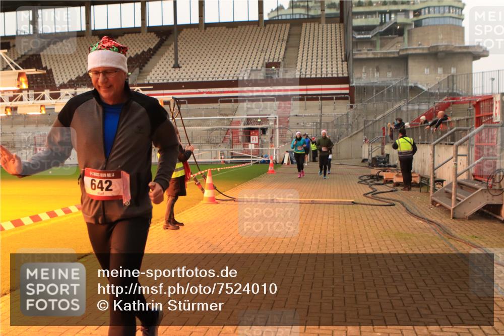 08.12.2024 - St. Pauli X-Mass-Run No. 14 Kathrin Stürmer Photography http://msf.ph/oto/7524010 08.12.2024 10:00:41 Ziel 642, 1773, 2808, 2809, 3033 meine-sportfotos.de